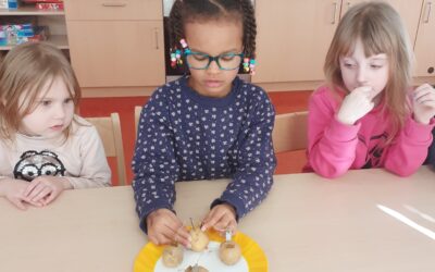 Den Kindern geht ein Licht auf – Kita-Kinder experimentieren mit Opa Werner