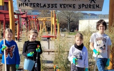 Kinder des KITAWO Hort „Am Bördegarten“ sorgen für Sauberkeit auf ihrem Spielplatz